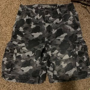 Aeropostale Mens size 31 black/gray camo cargo shorts.